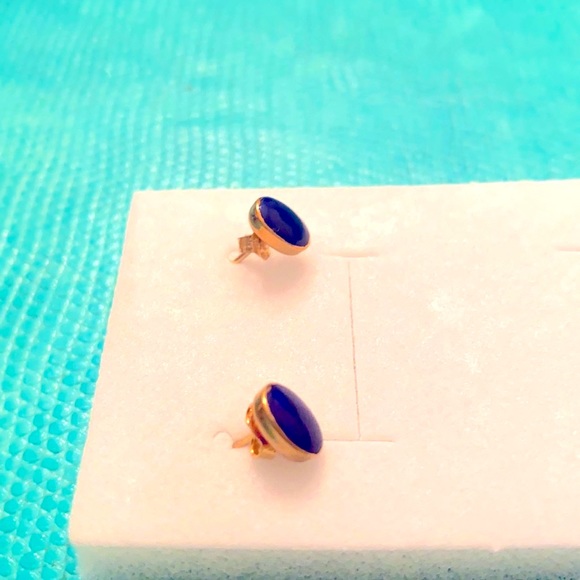 Earrings 18 K Gold With a top Lapis Lazuli blue stone.
